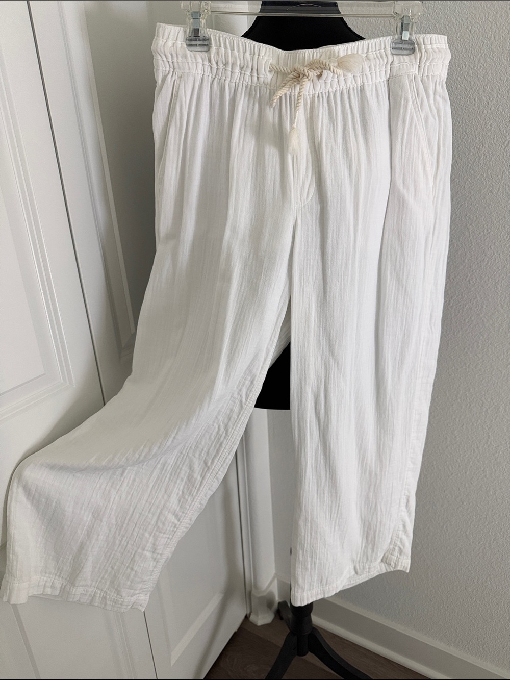 💯% Cotton Gauze Old Navy White Drawstring Ankle Length Wide-Leg Pants.